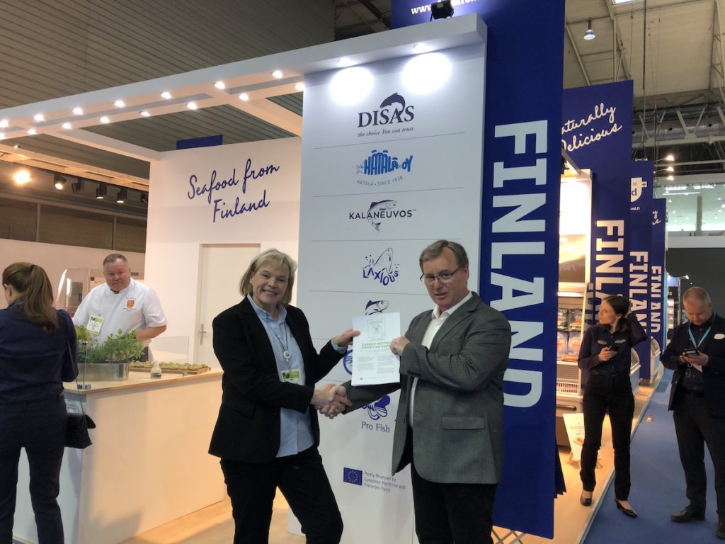 MD Katriina Partaken of Pro Fish receives the certificate of the carbon neutral exhibition stand from Messeforum's Stefan Sundblom