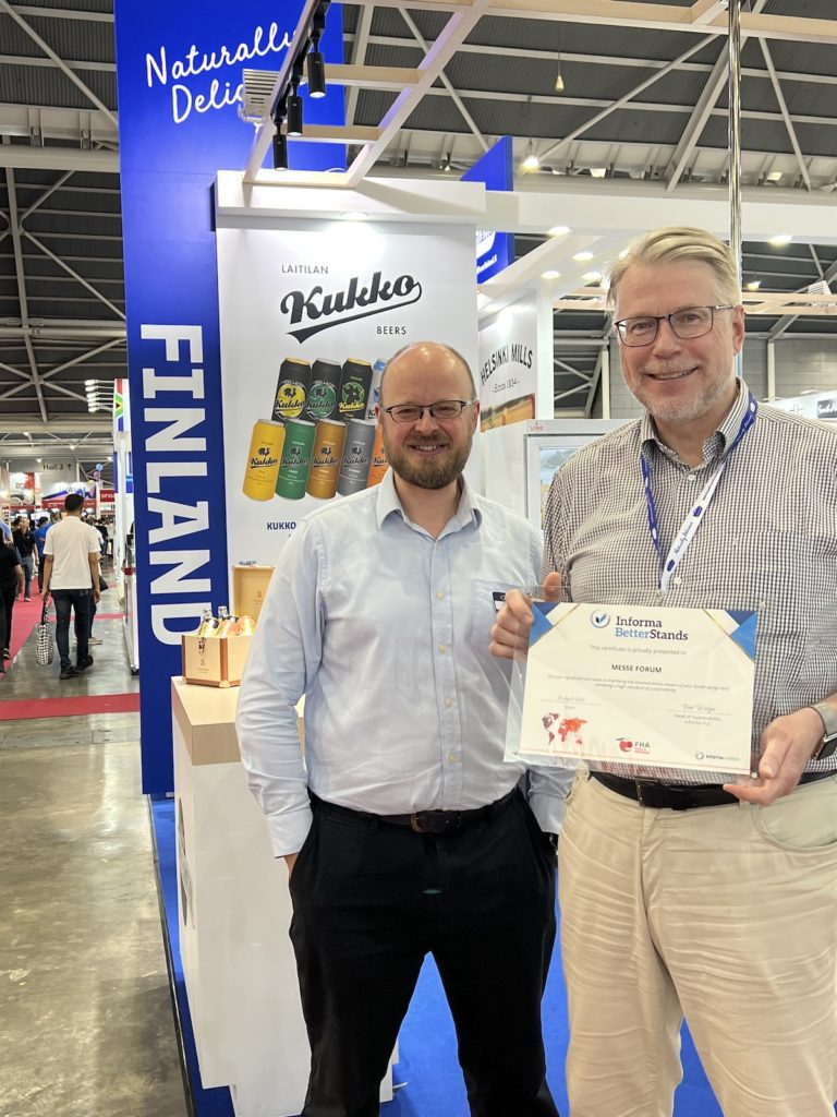 Ben Wielgus from Informa and Arto Varanki from Messeforum with the Better Stands award.